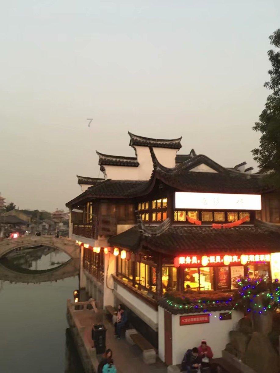 商丘一幼儿园,把舞龙队邀请到学校,举办校园庙会